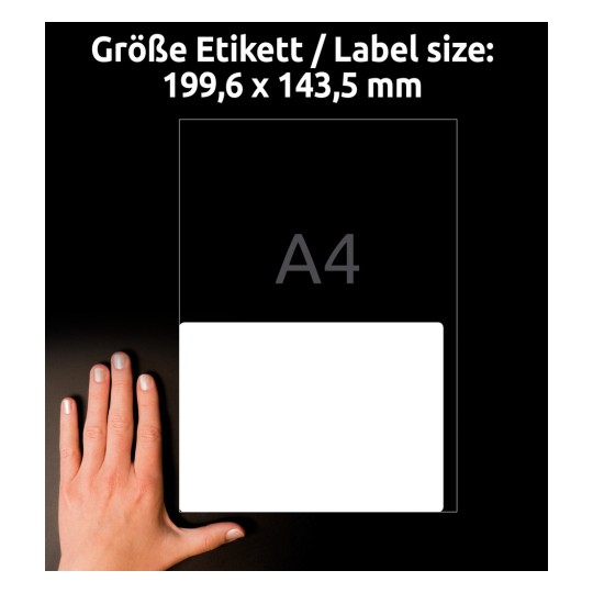 A képen egy 199,6 x 143,5 mm méretű címke látható, egy kéz kíséretében a méretarány szemléltetésére. A háttér sötét, és a címkeméret jól láthatóan 'A4'-es jelzéssel van megjelölve.