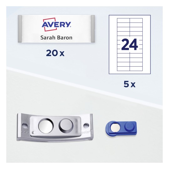 A képen egy Avery névkitűző látható Sarah Baron névvel, 20 darabban. Továbbá egy papírlap látható 24 címkével és egy címkenyomtató képpel, valamint egy mágneses kék címketartó.