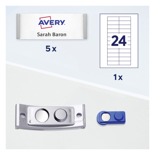 A képen Avery névtáblák láthatók 'Sarah Baron' névvel ellátva, 5 darab, egy üres lap a 24-es számmal, egy fém kitűzőtartó és egy kék címke. Ez az irodai vagy eseményeknél használt azonosító kellékeket szemlélteti.