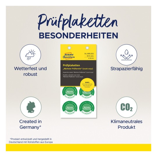 A képen „Prüfplaketten” feliratú ellenőrzési címkék szerepelnek, amelyek időjárásálló és tartós tulajdonságaikkal kapcsolatos részleteket tartalmaznak, jelezve, hogy vinilből készültek, Németországban gyártottak, és klímasemleges termékek. A címkéket a következő ellenőrzési időszakra (2026-2031) tervezték.