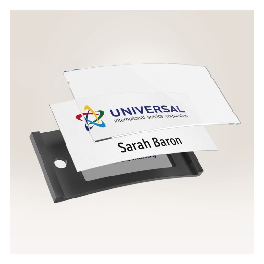 A kép egy névjegykártyát ábrázol Sarah Baron nevével és a Universal International Service Corporation logójával, egy átlátszó tartóban bemutatva.