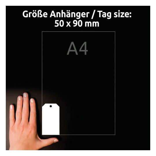 A kép egy kezet ábrázol egy 50 x 90 mm-es méretű címke mellett, amelyen A4-es méret van feltüntetve.