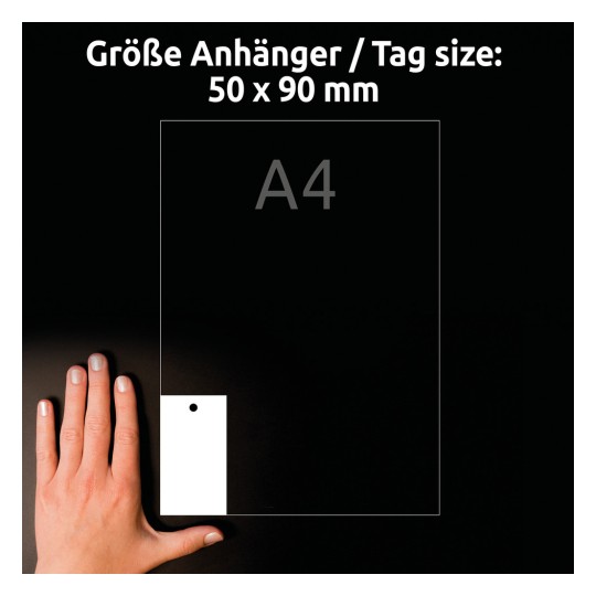 A kép egy kéz mellett egy címke mérettáblázatot mutat, amely a 50 x 90 mm-es méreteket jelzi, A4-es méretű háttérrel.