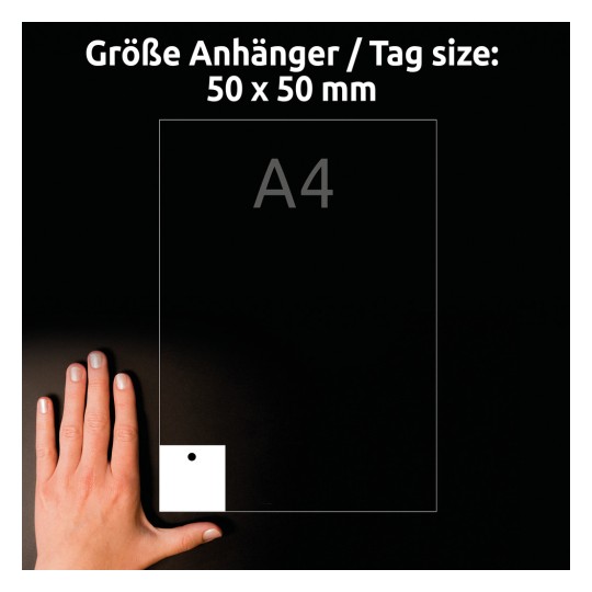 A kép egy kéz mellett egy címkét mutat, amelyen 50 x 50 mm méretek és egy A4-es méretre való hivatkozás látható, mindez sötét háttéren.