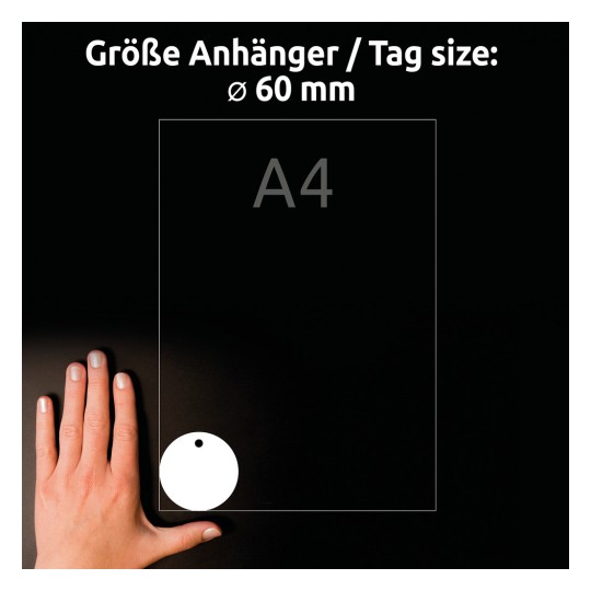 A kép egy A4-es méretű papírt ábrázol, amelyen egy 60 mm-es kör alakú címke van illusztrálva, és mellette egy kéz van elhelyezve a méretarány megjelöléséhez.