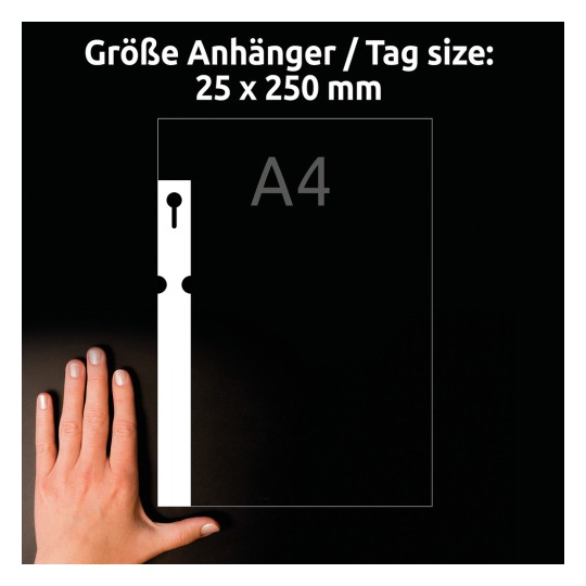 A képen egy kéz látható egy címke vagy kártya mellett, amely méretét 25 x 250 mm-ként jelöli, A4-es hivatkozással. A háttér fekete.