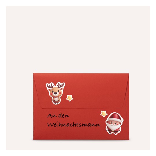 A képen egy piros boríték látható, amelyet egy rénszarvas és egy Mikulás matrica díszít. A borítékon az 'An den Weihnachtsmann' felirat olvasható, ami angolul 'To Santa Claus'-t jelent.