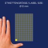 A képen látható egy kéz egy 8 mm átmérőjű kör alakú címkéket tartalmazó lap mellett. A címkék többsége szürke, az alsó bal sarokban pedig egy sárga címke található. A háttér sötét kék.