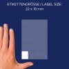 A kép egy kéz és egy címkelap mellett látható, ami a 22 x 18 mm-es címkeméretet jelzi.