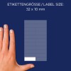 A kép egy kéz és egy címkelapot ábrázol, kiemelve a 32 x 10 mm-es címkeméretet. A háttér sötétkék, és a címkék függőlegesen vannak elrendezve.