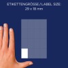A kép egy kéz mellett egy címkeívet ábrázol. A címke mérete 29 x 18 mm, és a háttér sötétkék színű.