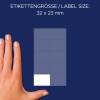 A kép egy kezet mutat egy címkékhez való sablon mellett, amelynek megadott méretei 32 x 23 mm. A háttér sötétkék, és több címkedoboz is látható rajta, amelyek közül az egyik üres.