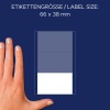 A kép egy kéz mellett mutat egy címkét, amely a címke méretét 66 x 38 mm-esként jelzi, sötétkék háttérrel.