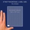 A kép egy kezet mutat egy címkelap mellett, amelynek az egyedi címkék méretei 13 x 8 mm, a teljes mérete pedig 120 x 157 mm.