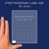 A képen egy címkeív látható, amelynek címkénkénti mérete 16 x 9 mm, és az ív teljes mérete 120 x 157 mm. Az ív mellett egy kéz helyezkedik el a méretek szemléltetésére.