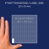 A kép egy kéz mellett egy címkelapot mutat, amely megjeleníti a címke méretét (20 x 8 mm) és a lap formátumát (120 x 134 mm) sötétkék háttéren.