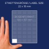 A kép egy kézfejet mutat egy címkelap mellett, amely az egyes címkék esetében 22 x 18 mm méretűek, a lap formátuma pedig 120 x 157 mm.