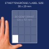 A kép egy címke méret specifikációját mutatja, amelynek méretei 38 x 29 mm, és a lap formátuma 120 x 157 mm. Egy kéz van a címkelap mellett méretreferencia céljából.