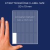 A képen egy kéz látható egy címkeelrendezés mellett. Megmutatja a címkeméretek méreteit: 50 x 19 mm és egy 120 x 157 mm-es lapformátum. A háttér sötétkék.