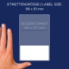 A kép egy kéz mellett egy címke mérettáblázatot ábrázol. Feltünteti a 98 x 51 mm-es címkeméreteket és a 101 x 157 mm-es lapformátumot, mindezt sötétkék háttéren.
