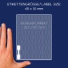 A képen egy címkeark látható, amelyen egy kéz mutatja a méretarányt, a címke méretét és a formátum dimenzióit németül jelzi. A címke mérete 49 x 10 mm, míg az arké 120 x 157 mm.