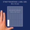 A kép egy kéz mellett egy címkékből álló ívet mutat. A címkék mérete 50 x 14 mm, az ív formátuma 120 x 157 mm, sötétkék háttéren jelenik meg.