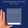 A képen egy 103 x 13 mm méretű címke látható, az összformátum 120 x 134 mm-nek van jelölve. A címke mellett egy kéz van elhelyezve a méretarány szemléltetése érdekében.