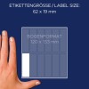 A kép egy 62 x 19 mm-es címke méretet és egy 120 x 133 mm-es lap formátumot ábrázol, a címkék mellett egy kéz látható a méretarány érzékeltetéséhez.