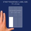 A kép egy 77 x 31 mm méretű címkét ábrázol, kezet mutatva méretarányként. Továbbá a címkelap formátuma 101 x 157 mm.