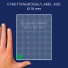 A kép egy kezet ábrázol egy címkéző lap mellett, jelezve a címke méretét Ø 18 mm, a lap formátumát pedig 120 x 157 mm-ként. A háttér sötétkék, és a címkék rácsos mintázatban vannak elrendezve.