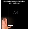 A képen egy kéz látható, amely egy méretmutató mellett van elhelyezve, amely a 70 x 16.9 mm-es méreteket jelzi, fekete háttérrel, ahol az 'A4' és 'Größe Etikett / Label size' szövegek jól láthatóan vannak megjelenítve.