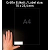 A kép egy kezet ábrázol egy 70 x 25,4 mm-es címkeméret-jelölés mellett sötét háttéren, egy A4 papír körvonalával.
