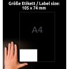 A képen egy kéz látható, amely egy fekete felületen pihen egy fehér címke mellett. Fent a címke mérete 105 x 74 mm, 'A4' megjelöléssel. A háttér sötét.