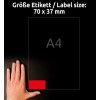 A kép egy kezet ábrázol egy téglalap alakú terület mellett, amelyen egy 70 x 37 mm méretű nyomtatott címke található, A4-es méretű lapon elhelyezve.