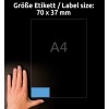 A kép egy kéz mellett egy 70 x 37 mm-es címkeméret jelzést ábrázol, a háttérben egy A4-es papír körvonallal.