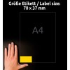 A kép egy kéz mellett egy 70 x 37 mm-es címke méretet jelenít meg, a háttérben egy A4-es papírméret van feltüntetve. A címke sárgával van kiemelve.
