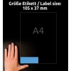 A kép egy kezet mutat egy 105 x 37 mm-es méretű címke mellé helyezve, egy A4-es papír körvonalánál.