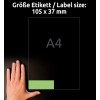 A kép egy kéz látható, egy 105 x 37 mm méretű címke mellett. A háttér sötét, és van egy jelzés az A4-es papírformátumról.