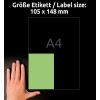 A képen egy A4-es papírlap látható, mellette egy kéz méretösszehasonlítás céljából. Van egy zöld téglalap, amely 105 x 148 mm-es címkeméretet jelöl, sötét háttérrel szemben.