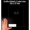A kép egy 105 x 37 mm méretű címkét jelenít meg, amely mellett egy emberi kéz látható az arányok érzékeltetéséért. A háttér sötét, és a méretek egyértelműen láthatóak.