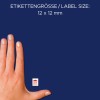 A kép egy gondosan manikűrözött ujjakat mutató kezet ábrázol, amely egy kis címke mellett van elhelyezve. A címke mérete 12 x 12 mm, és német, valamint francia nyelvű utasítások kísérik.