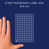 A kép egy kéz mellett címkék lapját ábrázolja, 8 mm átmérőjű kör alakú címkékkel. A háttér sötétkék, és a címkék lapja átlátszó, látható kör alakú címkékkel.