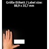 A kép egy kezet ábrázol egy üres címkével mellette. A címke mérete 88,9 x 35,7 mm németül és angolul van feltüntetve.
