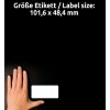 A kép egy kezet ábrázol, amely egy üres címke mellett van elhelyezve sötét háttérrel, a címke méretét pedig németül és angolul jelzi a szöveg.