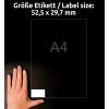 A kép egy kezet ábrázol, amely egy A4-es méretű címke mellett van elhelyezve, jelezve annak méretét: 52,5 x 29,7 mm. A háttér sötét, a címke fehér, rajta a méretek és a címkeméret németül és angolul van feltüntetve.
