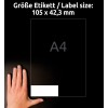 A kép egy kéz és egy címke méretét mutatja. A címke mérete 105 x 42,3 mm, az 'A4' jelzéssel. A háttér fekete.