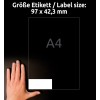 A kép egy kezet mutat egy A4-es papírméret körvonala mellett, ami 97 x 42,3 mm-es címke méretét jelzi.