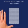 Egy kép, amely egy kéz mellett számokat és szimbólumokat megjelenítő diagramot mutat, a tetején a következő szöveggel: 'BETŰMÉRET: 26 pt / 6,5 mm'.