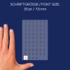 Egy kép, amelyen egy kéz látható egy panel mellett, amelyen számok jelennek meg egy meghatározott betűméretben. A fentebb lévő szöveg a betűméretet 30 pt-nak vagy 7,5 mm-nek jelöli.