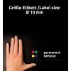 A képen egy kéz látható világos színű körmökkel fekete háttér előtt, németül és angolul 'Label size: Ø 10 mm' felirattal. Színes pontok és a 'permanent haftend' szöveg találhatók rajta.